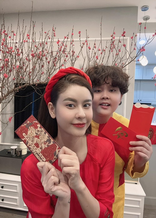 Trương Quỳnh Anh và chồng cũ luôn muốn con trai có thể thoải mái đi chơi cùng ba mẹ nhưng vì mối quan hệ của cô và Tim bị dư luận quá chú ý nên cả ba ít xuất hiện bên nhau như trước. Ảnh: FBNV