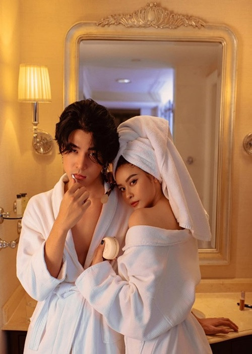 Trương Quỳnh Anh vừa ra mắt web drama Siêu trợ lý. Trong dự án này, cô có nhiều cảnh tình tứ với Khương Lê. Có tin đồn cả hai "phim giả tình thật". Phía ca sĩ Trương Quỳnh Anh cho biết, cô chỉ tập trung công việc và hoàn thành nhiệm vụ như kịch bản yêu cầu. Ảnh: FBNV