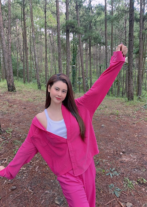 “Sau khi tôi chữa lành rồi người đó sẽ xuất hiện và bước vào một cách tự nhiên nhất. Biết đâu một ngày nào đó sẽ có một người đến làm cho tôi có cảm giác kết nối lâu dài với người đó”, bà mẹ một con chia sẻ trong cuộc phỏng vấn với Bảo vệ công lý. Ảnh: FBNV