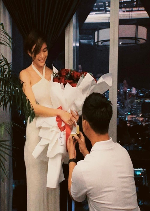 Mâu Thủy được bạn trai cầu hôn sau khi mang thai. Trong thời gian bầu bí, cô được nửa kia chiều chuộng. "Mỗi khi ra ngoài, lúc nào anh cũng gọi về hỏi: Vợ muốn ăn gì không?,… anh là người mua thuốc, mua sữa cho tôi. Anh đi làm hay trở về nhà đều hôn chào con", người đẹp chia sẻ. Ảnh: FBNV