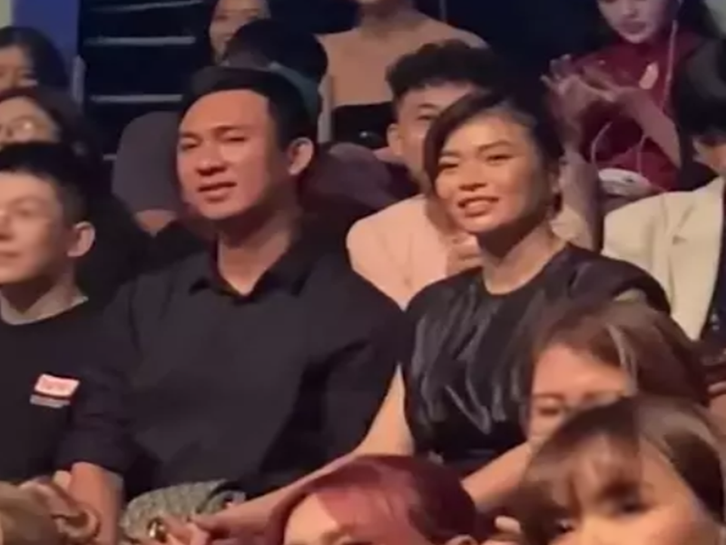 Trong cuộc phỏng vấn với Phụ nữ Việt Nam, Mâu Thủy cho biết, nửa kia tự học hỏi các kinh nghiệm để chăm con: "Từ một người không có kinh nghiệm gì về chăm sóc mẹ bầu, chăm sóc em bé nhưng giờ đây đã trở thành một người đàn ông ngày nào cũng xem về những thông tin mẹ bé để sau này có thể chăm sóc cho mẹ con Thủy tốt hơn. Đó là một điều dù nhỏ nhoi thôi nhưng cũng đủ để Thuỷ cảm thấy rất là hạnh phúc. Người như vậy tuyệt vời quá, đúng không?". Ảnh: Arttimes