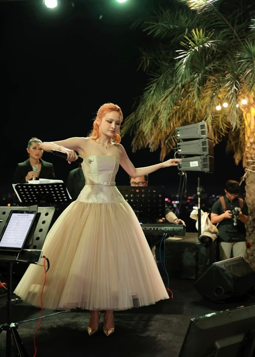 Sau lùm xùm, Hiền Hồ vốn trở lại hoạt động nghệ thuật vào tháng 9/2022. Việc nữ ca sĩ tái xuất showbiz chỉ sau 6 tháng ở ẩn bị chỉ trích. Tuy nhiên, bất chấp những ý kiến trái chiều, cô vẫn đi hát.