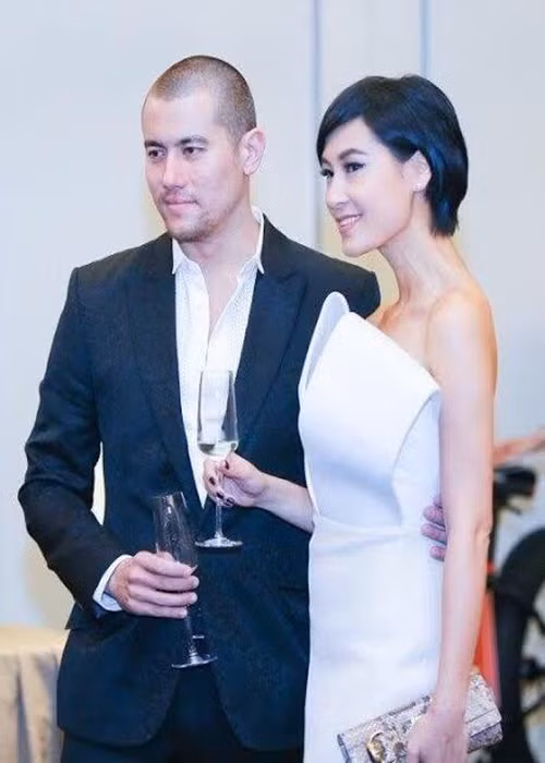 Tháng 7/ 2016, trên trang cá nhân, một nghiếp ảnh gia tên Olaf Mueller bất ngờ cập nhật mối quan hệ đang hẹn hò với Kathy Uyên. Nữ diễn viên không chia sẻ về chuyện tình cảm với Olaf Mueller. Tuy nhiên, trên trang cá nhân, cô lại khá thoải mái đăng tải hình ảnh tình tứ bên chàng nhiếp ảnh gia điển trai này. Ngoài ra, Kathy Uyên từng xuất hiện bên Olaf Mueller tại sự kiện. Ảnh: Khám phá