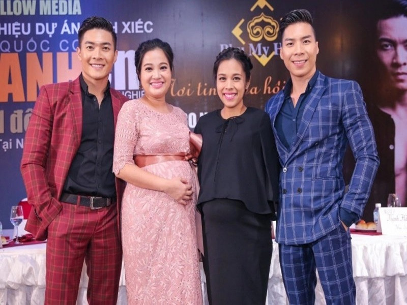 Hồng Phượng hơn Ngọc Mai 3 tuổi nhưng trẻ trung không kém cạnh cô dâu em. Ảnh: Lao Động