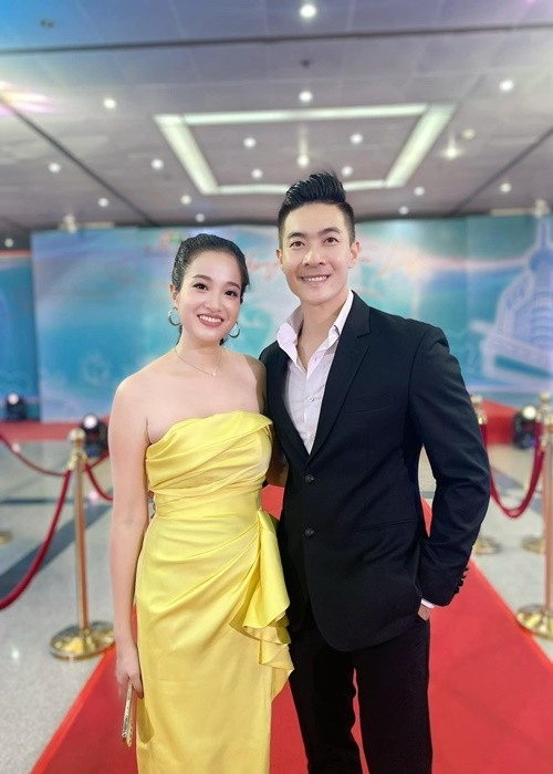 Mối quan hệ giữa Hồng Phượng và Ngọc Mai khá tốt đẹp. Trên sóng truyền hình đầu năm 2023, với vai trò MC, Hồng Phượng cho biết, gia đình luôn ủng hộ Ngọc Mai theo đuổi con đường con hát. Ảnh: FBNV