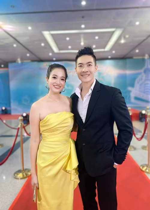 Mối quan hệ giữa Hồng Phượng và Ngọc Mai khá tốt đẹp. Trên sóng truyền hình đầu năm 2023, với vai trò MC, Hồng Phượng cho biết, gia đình luôn ủng hộ Ngọc Mai theo đuổi con đường con hát. Ảnh: FBNV