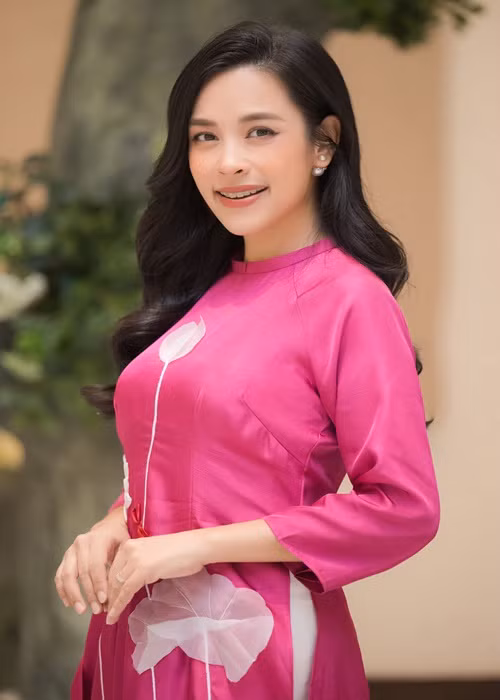 Bà xã Quốc Nghiệp có gương mặt thanh tú hơn sau khi niềng răng. Ảnh: FBNV