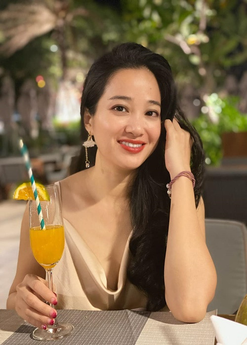 Ở đời thường, bà xã Quốc Cơ lựa chọn trang phục trẻ trung, quyến rũ. Ảnh: FBNV