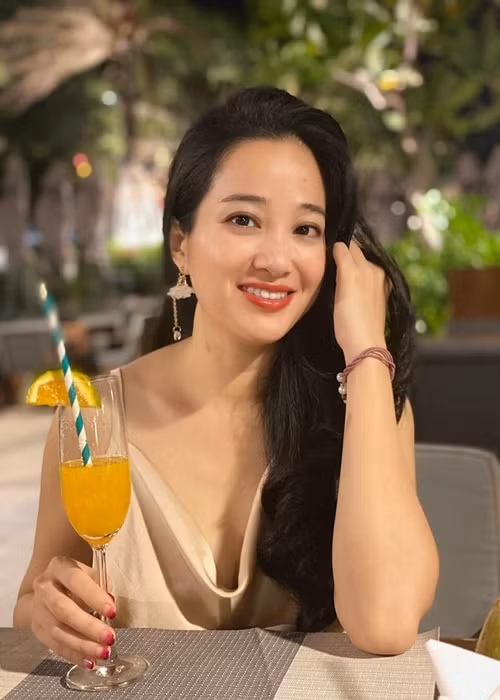 Ở đời thường, bà xã Quốc Cơ lựa chọn trang phục trẻ trung, quyến rũ. Ảnh: FBNV