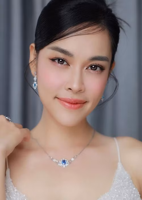 Nữ ca sĩ lựa chọn trang phục gợi cảm vừa đủ vì ông xã. Ảnh: FBNV