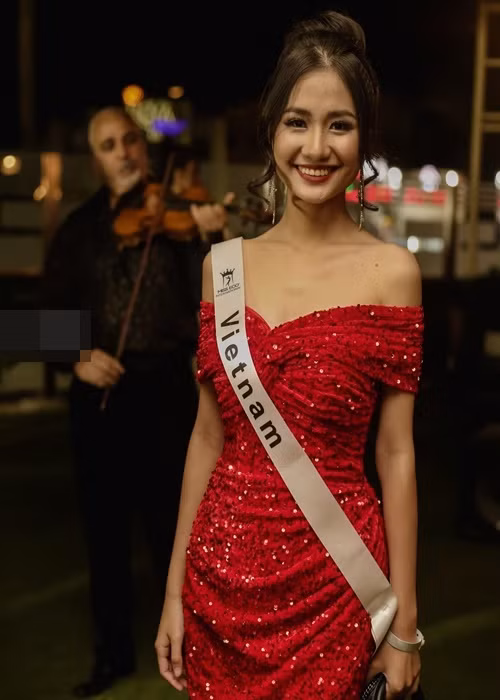 Hoa hậu Thanh Hà khoe vẻ rạng rỡ gợi cảm với váy trễ vai gam đỏ trong buổi tiệc chào đón các thí sinh đến với cuộc thi. Ảnh: Fanpage