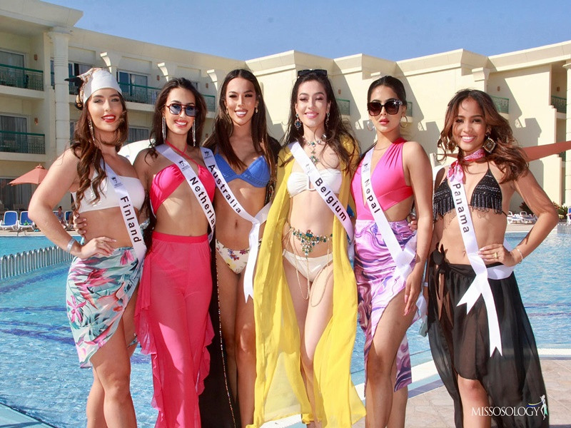 Các thí sinh đọ vẻ gợi cảm ở phần thi trang phục dạo biển. Ảnh: Missosology