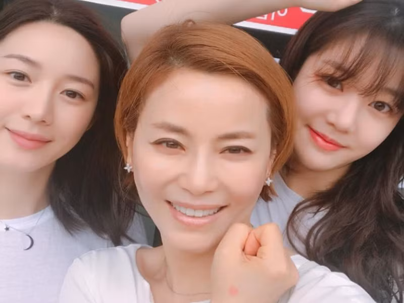 Lee Da In (ngoài cùng bên trái) có chị gái là nữ diễn viên Lee Yoo Bi. Ảnh: Instagram