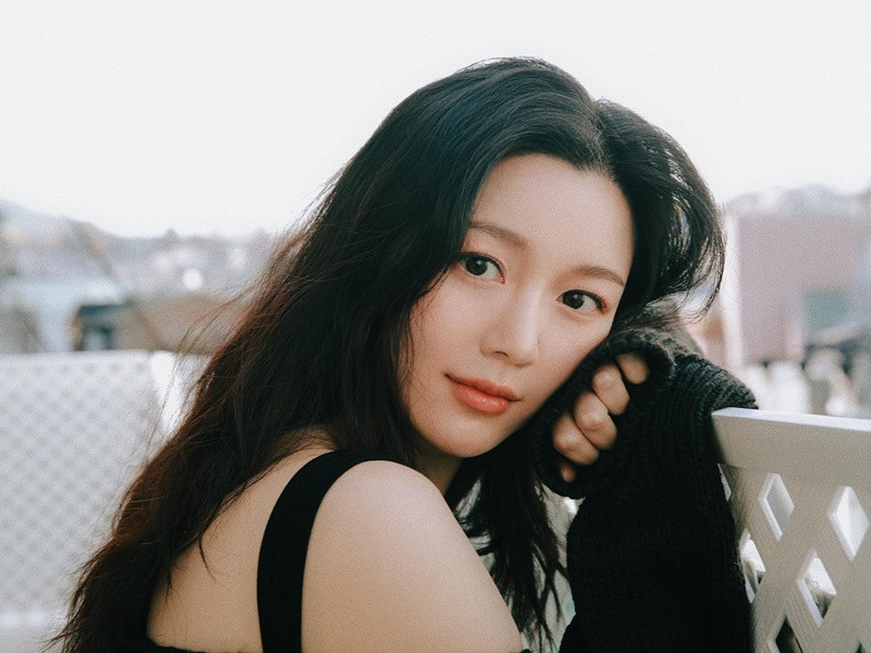 Lee Seung Gi chia sẻ, bạn gái là một người có trái tim ấm áp và giàu tình yêu thương, anh muốn được ở bên cạnh cô mãi mãi. Ảnh: Instagram