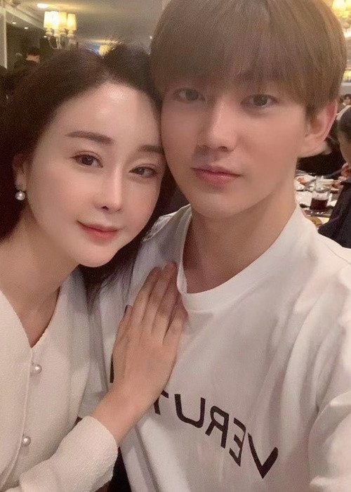 Từng rộ tin đồn Ham So Won ly hôn chồng trẻ. Nguồn tin thân cận với đôi vợ chồng cho biết Trần Hoa là người đề nghị chia tay trước vì Ham So Won phơi bày đời tư. Ham So Won thừa nhận, cô và Trần Hoa gặp trục trặc, sẽ lên tiếng sau khi đưa ra quyết định cho mối quan hệ hôn nhân. Ảnh: Instagram