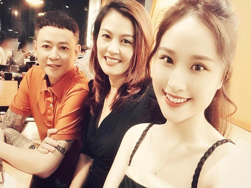 Tùng Dương kết hôn lần đầu vào năm 1994 khi mới 25 tuổi. Vợ chồng anh có một cô con gái trước chia tay. Sau đó, Tùng Dương tái hôn với Hoa Thúy. Cả hai một cô con gái chung tên Thiên Nga. Vì nhiều lý do, Tùng Dương và Hoa Thúy cuối cùng quyết định chia tay khi gắn bó được 7 năm. Ảnh: Arttimes