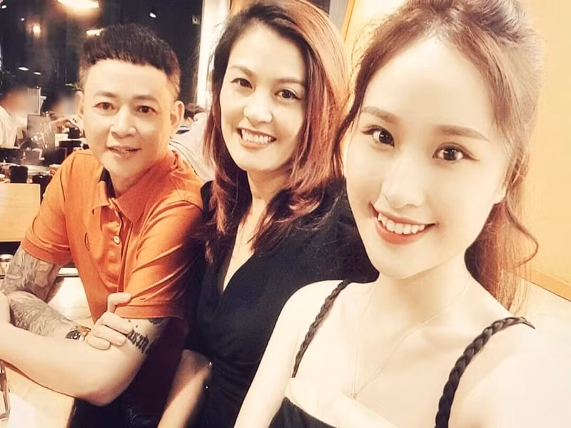 Tùng Dương kết hôn lần đầu vào năm 1994 khi mới 25 tuổi. Vợ chồng anh có một cô con gái trước chia tay. Sau đó, Tùng Dương tái hôn với Hoa Thúy. Cả hai một cô con gái chung tên Thiên Nga. Vì nhiều lý do, Tùng Dương và Hoa Thúy cuối cùng quyết định chia tay khi gắn bó được 7 năm. Ảnh: Arttimes