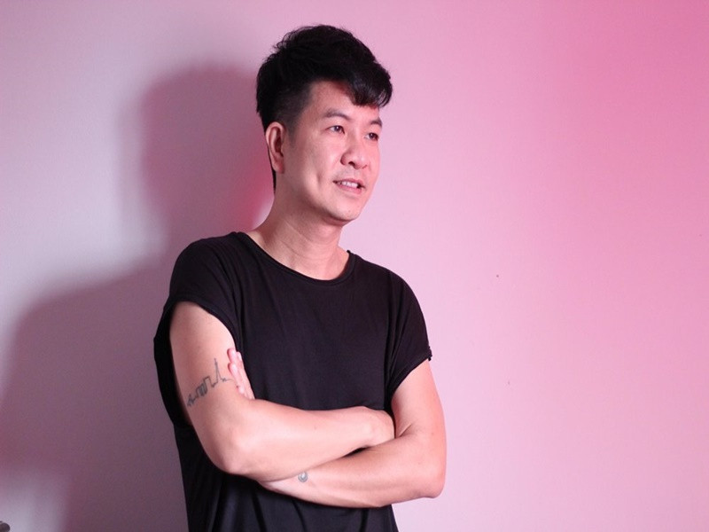 Theo Thể thao Văn hóa, Ngọc Hùng sinh ra trong gia đình có 3 anh em. Cha Ngọc Hùng qua đời khi nam đạo diễn 5 tuổi, một mình mẹ anh phải gồng gánh nuôi các con. Ngọc Hùng bắt đầu say mê phim ảnh khi đi làm thêm tại một tiệm cho thuê băng đĩa hồi học lớp 10. Ảnh: HTV