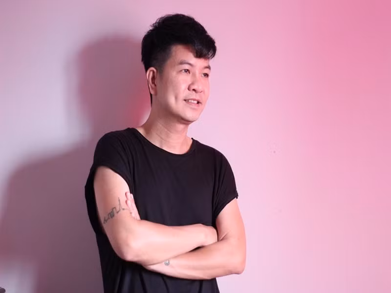 Theo Thể thao Văn hóa, Ngọc Hùng sinh ra trong gia đình có 3 anh em. Cha Ngọc Hùng qua đời khi nam đạo diễn 5 tuổi, một mình mẹ anh phải gồng gánh nuôi các con. Ngọc Hùng bắt đầu say mê phim ảnh khi đi làm thêm tại một tiệm cho thuê băng đĩa hồi học lớp 10. Ảnh: HTV