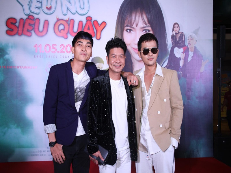 Ngọc Hùng còn đạo diễn các phim điện ảnh, sitcom như “Yêu là phải xài chiêu”, “Rừng xanh kỳ lạ truyện”, “Yêu nữ siêu quậy”, “Tiệm tóc tình yêu”, “Hẻm không sợ vợ”, “Những bà mẹ bỉm sữa”. Ảnh: FBNV