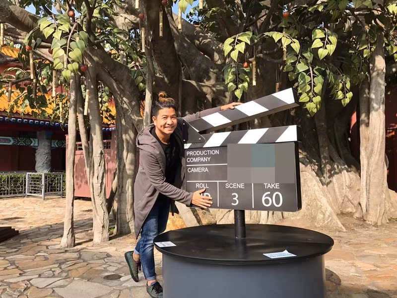 Theo HTV, sau khi tốt nghiệp, Ngọc Hùng cùng Bùi Quốc Bảo và một số gương mặt trẻ thành lập CLB Sân khấu Thế Giới Trẻ biểu diễn phục vụ miễn phí cho học sinh - sinh viên. Câu lạc bộ này đã giới thiệu đến khán giả rất nhiều gương mặt nổi bật như Thu Trang, Huỳnh Đông, Lan Phương. Ảnh: FBNV