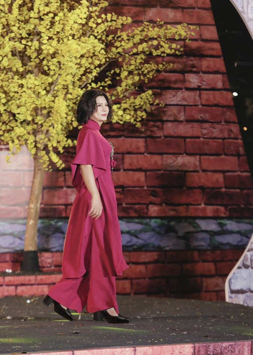 Ngọc Hùng viết trên trang cá nhân: “Một số bạn khi gặp mình bị lúng túng trong cách xưng hô. Với người lớn thì dễ rồi, còn với các bạn nhỏ hơn thì cứ gọi mình là "chị", là "cô" thoải mái nhé, hoặc gọi tên thôi cũng được, đừng gọi mình bằng anh nữa. Cũng có nhiều bạn nghĩ mình chuyển giới là chỉ ăn mặc, trang điểm như phụ nữ thôi, vậy để mình nói rõ hơn chút, là mình đã làm phẫu thuật chuyển giới tại Thái Lan vào tháng 7/2022 (chứ không phải phẫu thuật thẩm mỹ). Cũng có người hỏi về tên gọi. Trên công việc, giới thiệu trong vở diễn hoặc phim thì vẫn là đạo diễn Ngọc Hùng. Còn ngoài đời thì gọi Hùng bằng Hồng nhé!”. Ảnh: FBNV