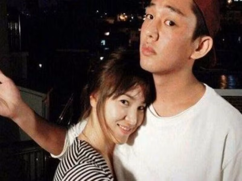 Yoo Ah In rất thân thiết với Song Hye Kyo. Anh tặng quà Song Hye Kyo mỗi dịp sinh nhật, tự lái xe đưa cô đi dạo buổi đêm, gửi xe cà phê đến trường quay, đăng ảnh chụp tạp chí của cô lên trang cá nhân, nhận lời đóng phim vì nữ diễn viên. Ảnh: Soompi