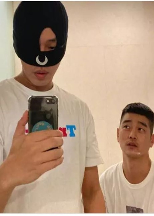 Tháng 12/2021, một kênh Youtube đã chỉ ra loạt bằng chứng hẹn hò trên Instagram của Yoo Ah In và người đàn ông này và cho rằng đây chính là bạn trai của nam diễn viên. Ảnh: Vietnamnet