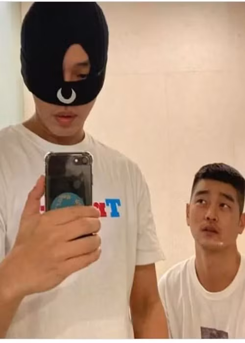 Tháng 12/2021, một kênh Youtube đã chỉ ra loạt bằng chứng hẹn hò trên Instagram của Yoo Ah In và người đàn ông này và cho rằng đây chính là bạn trai của nam diễn viên. Ảnh: Vietnamnet