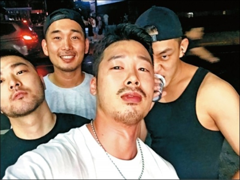 Tháng 7/2018, China Times đưa tin Yoo Ah In tới Thượng Hải du lịch cùng bạn bè. Nhiều người bắt gặp anh vui chơi tại một quán bar dành cho người đồng tính. “Trong nhóm của Yoo Ah In còn có bạn trai của anh ấy”, trang On tiết lộ. Ảnh: Zing