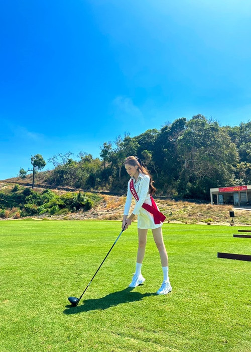 Đại diện Việt Nam trải nghiệm đánh golf cùng các thí sinh khác của cuộc thi Miss Charm 2023. Ảnh: FBNV