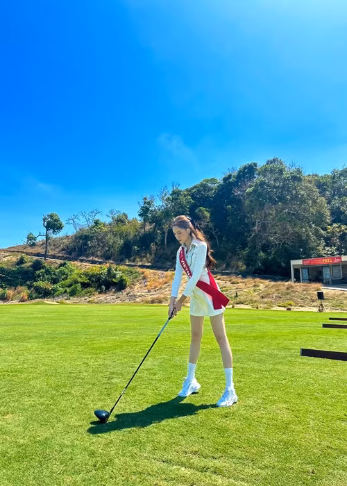 Đại diện Việt Nam trải nghiệm đánh golf cùng các thí sinh khác của cuộc thi Miss Charm 2023. Ảnh: FBNV