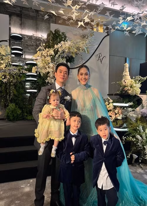 Chompoo Araya và chồng tỷ phú kết hôn năm 2015. Cặp đôi có ba người con chung: 2 trai, 1 gái.