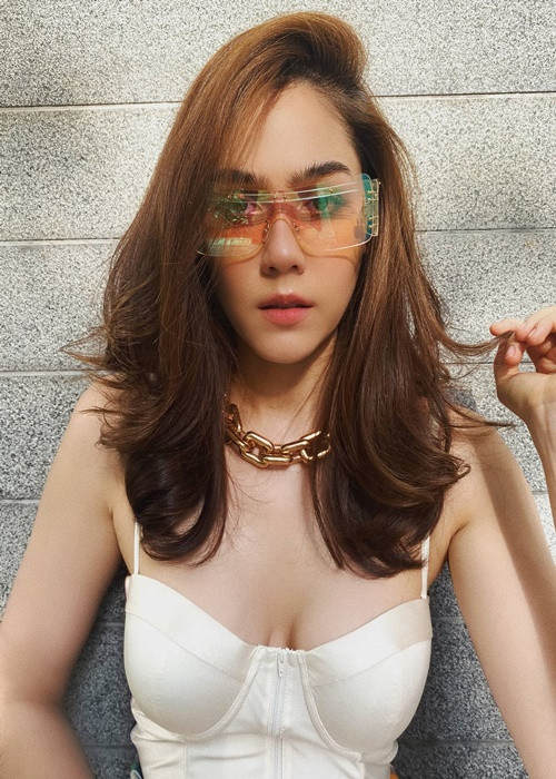 Sinh năm 1981, Chompoo Araya sở hữu vẻ đẹp lai Thái Lan - Anh. Cô cao 1m7, có gương mặt sắc sảo, vóc dáng thon gọn.