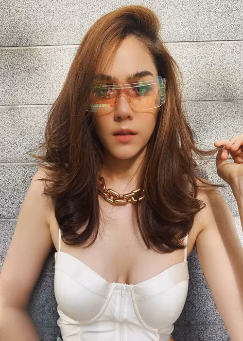 Sinh năm 1981, Chompoo Araya sở hữu vẻ đẹp lai Thái Lan - Anh. Cô cao 1m7, có gương mặt sắc sảo, vóc dáng thon gọn.