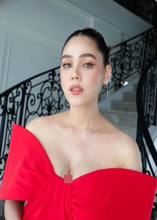 Chompoo Araya đẹp mặn mà, quyến rũ sau 3 lần sinh nở.