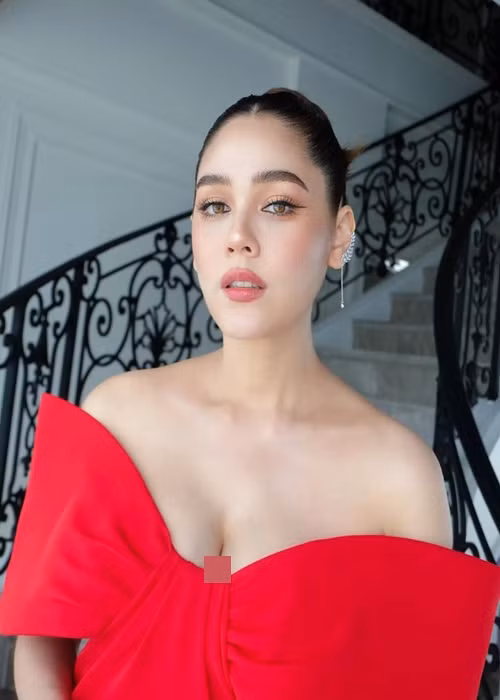 Chompoo Araya đẹp mặn mà, quyến rũ sau 3 lần sinh nở.