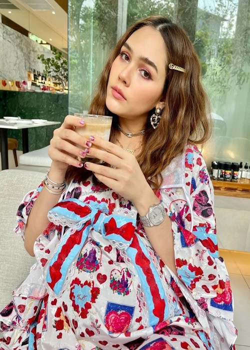 Tên tuổi của Chompoo Araya vẫn phủ sóng truyền thông sau nhiều năm cô bước chân vào showbiz.