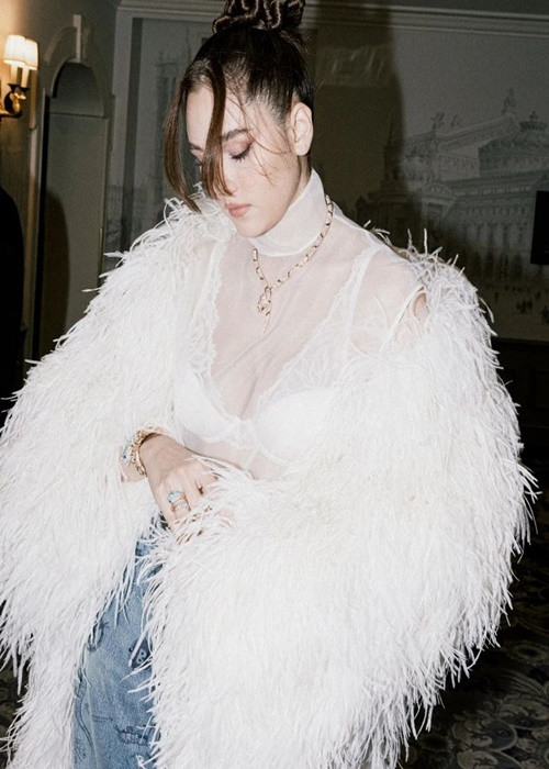 Không chỉ sở hữu vẻ đẹp không tuổi, nữ minh tinh Thái Lan còn có gu thời trang sành điệu, trẻ trung.