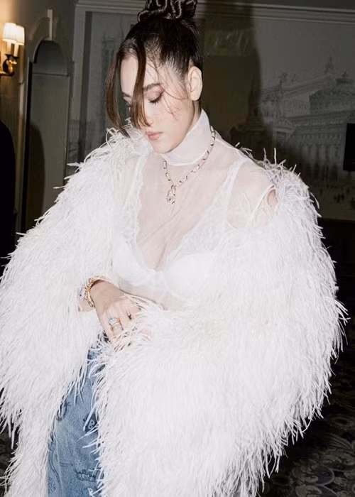 Không chỉ sở hữu vẻ đẹp không tuổi, nữ minh tinh Thái Lan còn có gu thời trang sành điệu, trẻ trung.