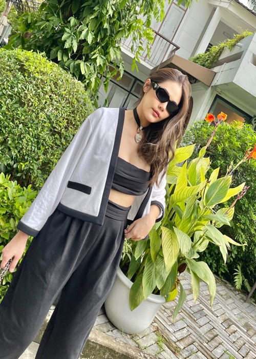 Giới truyền thông và người hâm mộ Thái Lan gọi Chompoo Araya là "bà hoàng quyến rũ", "nữ hoàng thảm đỏ" hay "Phạm Băng Băng của Thái Lan".