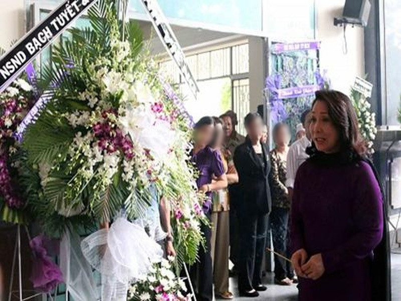 Năm 2014, khi chồng cũ mất, nghệ sĩ Bạch Tuyết đã đến viếng. Ảnh: Vietnamnet