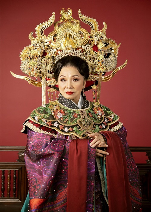 “Ông ấy tự mua villa, tự sắm sửa mọi thứ rồi dẫn tôi lại, hỏi chịu ở đây không. Tôi thấy mắc cười quá nhưng bất ngờ tôi phát hiện mình có bầu. Ngộ quá nên tôi nói với ông ấy rằng tôi không có ý định này. Thế là ông ấy bảo tôi sống bớt chảnh cho trời thương... Sau khi sinh con xong, tôi mới nói với ông ấy rằng, điều này là bất ngờ, chứ không phải thấy ông ấy giàu mà tôi làm vậy. Tôi nói với ông ấy rằng tôi rất thích làm mẹ đơn thân", nghệ sĩ Bạch Tuyết kể lại. Ảnh: Lao động