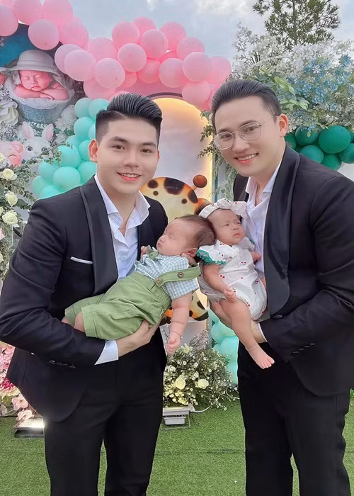 Hai nhóc tì nhà Hà Trí Quang - Thanh Đoàn được đặt tên ở nhà là Ka Ka và Muội Muội.