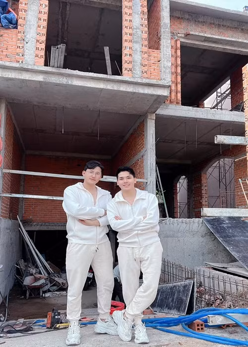 Mới đây, cặp đôi khoe cùng xây thêm một căn nhà có phòng cho hai con nhỏ.