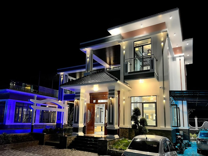 Cả hai cùng xây một căn biệt thự sân vườn rộng khoảng 3.000m2, thiết kế theo phong cách hiện đại.