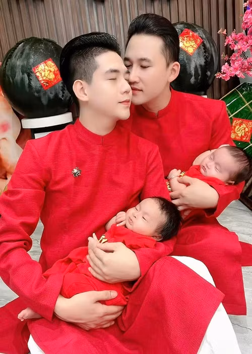 Tháng 12/2022, Hà Trí Quang và người yêu đồng giới sang Thái Lan đón cặp song sinh một trai, một gái chào đời nhờ phương pháp thụ tinh trong ống nghiệm.