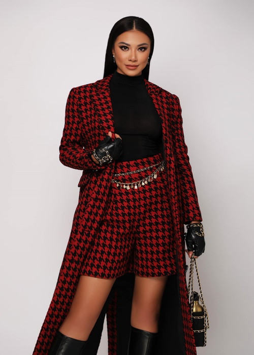 Kim Duyên cũng phân trần, hình ảnh cô mặc trang phục kỷ yếu và cầm bằng tốt nghiệp chỉ là quảng bá tuyển sinh theo lời mời từ trường cũ, không phải ảnh tốt nghiệp của mình.