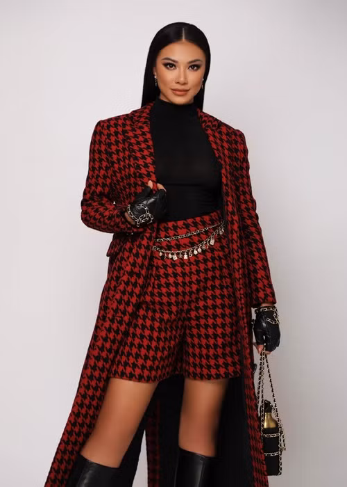 Kim Duyên cũng phân trần, hình ảnh cô mặc trang phục kỷ yếu và cầm bằng tốt nghiệp chỉ là quảng bá tuyển sinh theo lời mời từ trường cũ, không phải ảnh tốt nghiệp của mình.