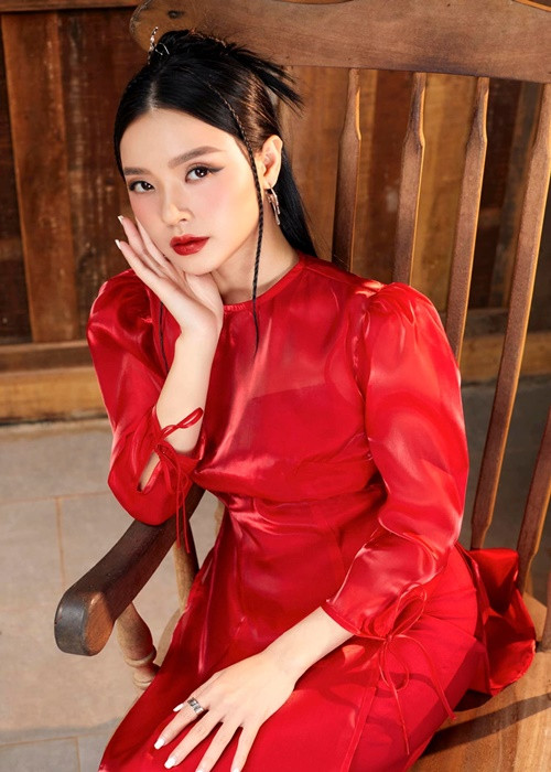 Khi còn là sinh viên, có một học kỳ, Midu bị điểm rất thấp, trong đó có cả 1, 3, 4. Giải thích vể bảng điểm này, Midu cho biết đó là bảng điểm ghi lại kết quả năm học 2008-2009 tại trường Đại học Kiến trúc TP.HCM. Thời gian đó, Midu đóng “Những thiên thần áo trắng” bởi vậy cô học một cách đối phó. Vì ôm đồm, có những hôm có cảnh quay quan trọng mà lại trùng với lịch thi, Midu đến lớp điểm danh rồi nộp giấy trắng để đủ điều kiện thi lần 2. Với Midu, đó là một năm học trôi qua trong mệt mỏi, áp lực. Sau này, người đẹp tập trung học tập nên tốt nghiệp với điểm số cao.